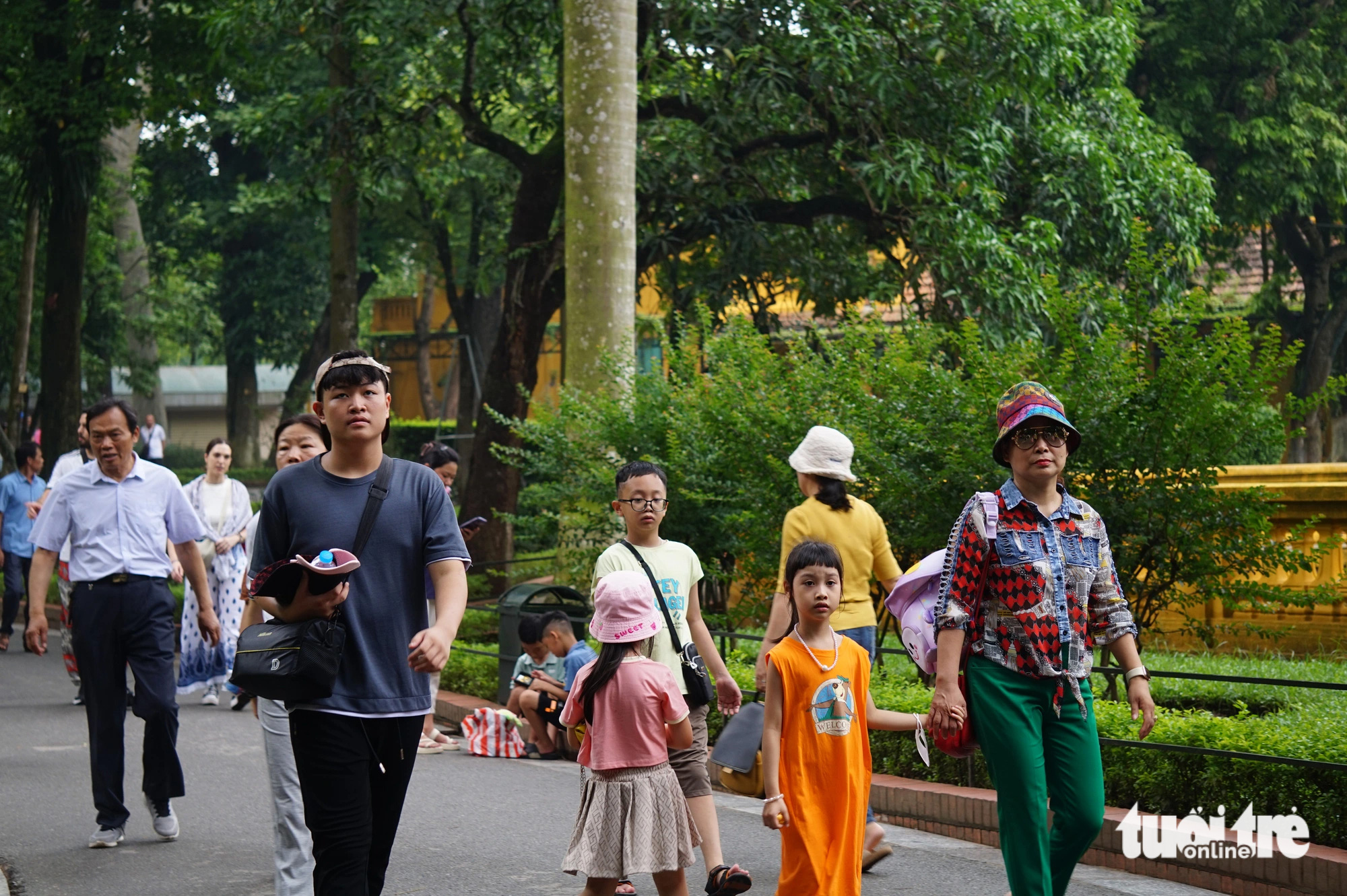 Người dân trong nước và du khách tham quan Khu Dic tích Chủ tịch Hồ Chí Minh tại Phủ Chủ tịch - Ảnh: T.ĐIỂU Người dân trong nước và du khách tham quan Khu di tích Chủ tịch Hồ Chí Minh tại Phủ Chủ tịch - Ảnh: T.ĐIỂU
