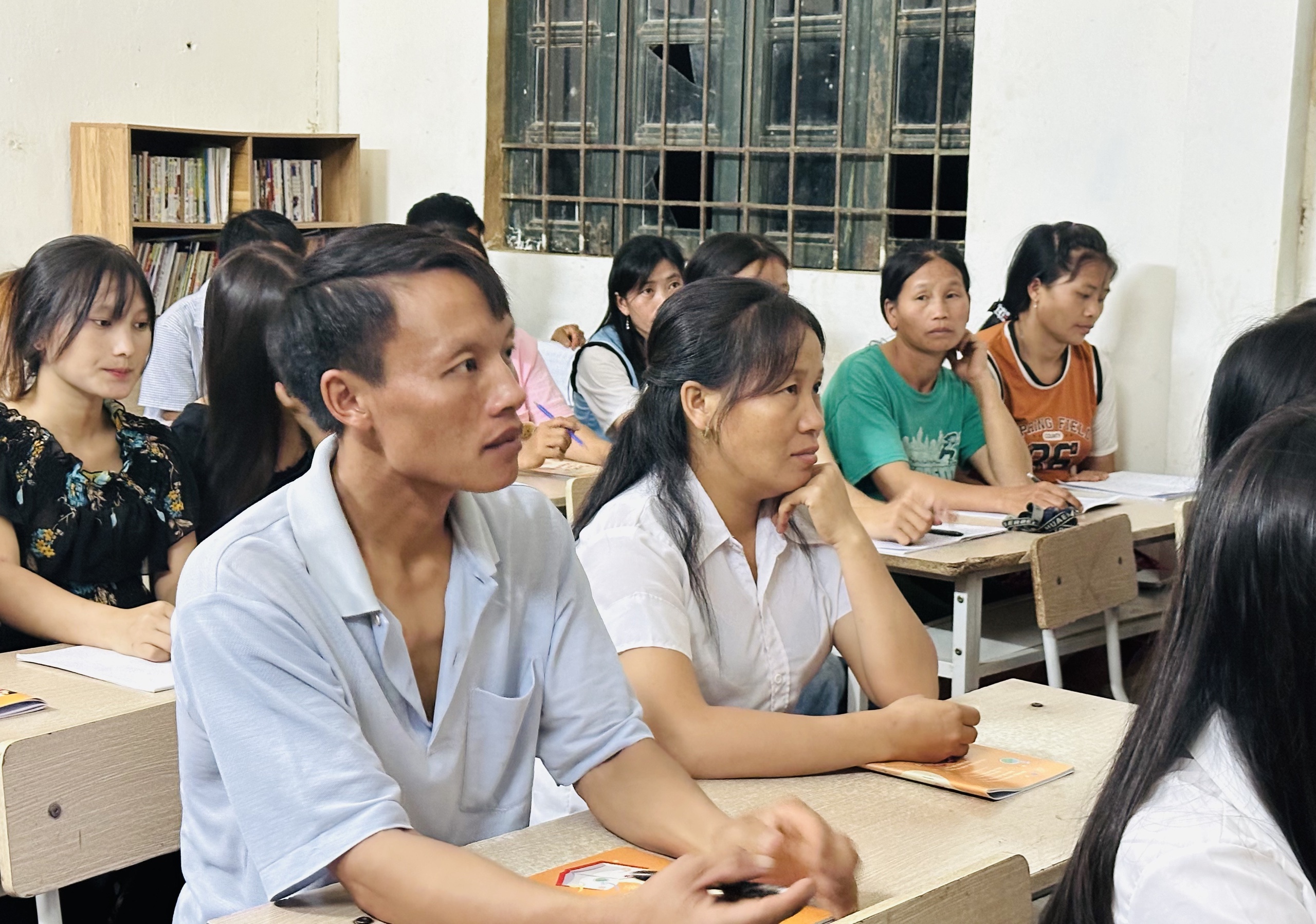 Chồng địu con để vợ đi học lớp xóa mù chữ- Ảnh 3. Chồng địu con để vợ đi học lớp xóa mù chữ- Ảnh 3.