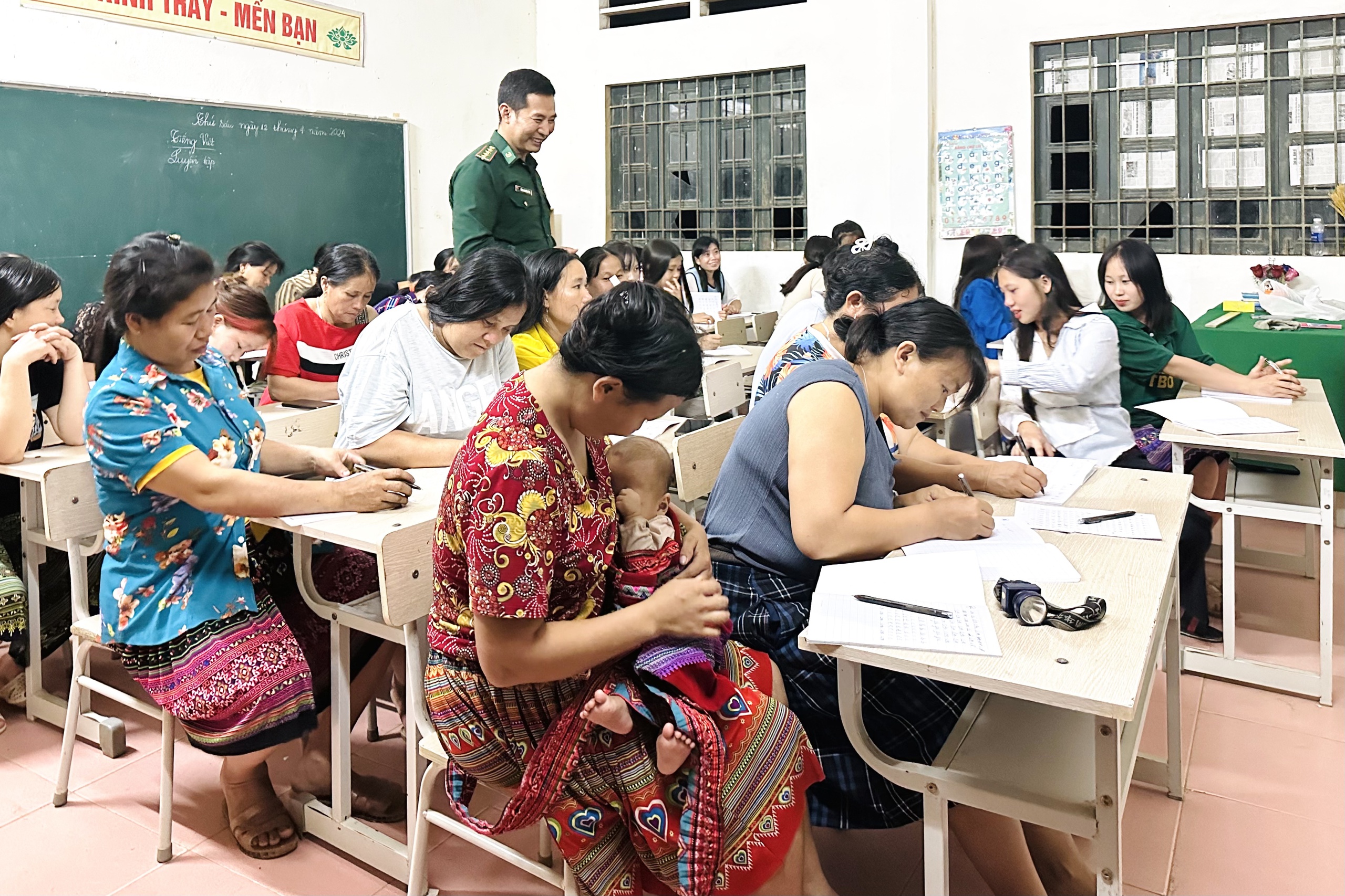 Chồng địu con để vợ đi học lớp xóa mù chữ- Ảnh 4. Chồng địu con để vợ đi học lớp xóa mù chữ- Ảnh 4.