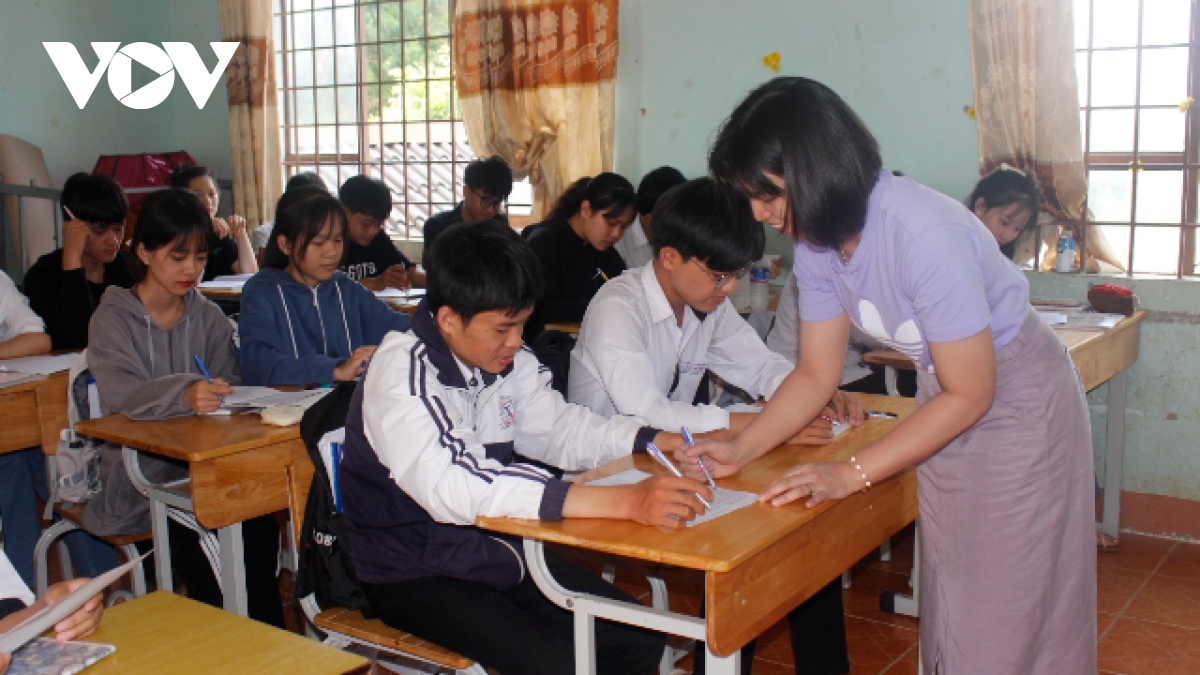 chuẩn bị thi tốt nghiệp thpt 1 giáo viên kèm 2 học sinh ở biên giới buôn Đôn hình ảnh 2 chuan bi thi tot nghiep thpt 1 giao vien kem 2 hoc sinh o bien gioi buon Don hinh anh 2