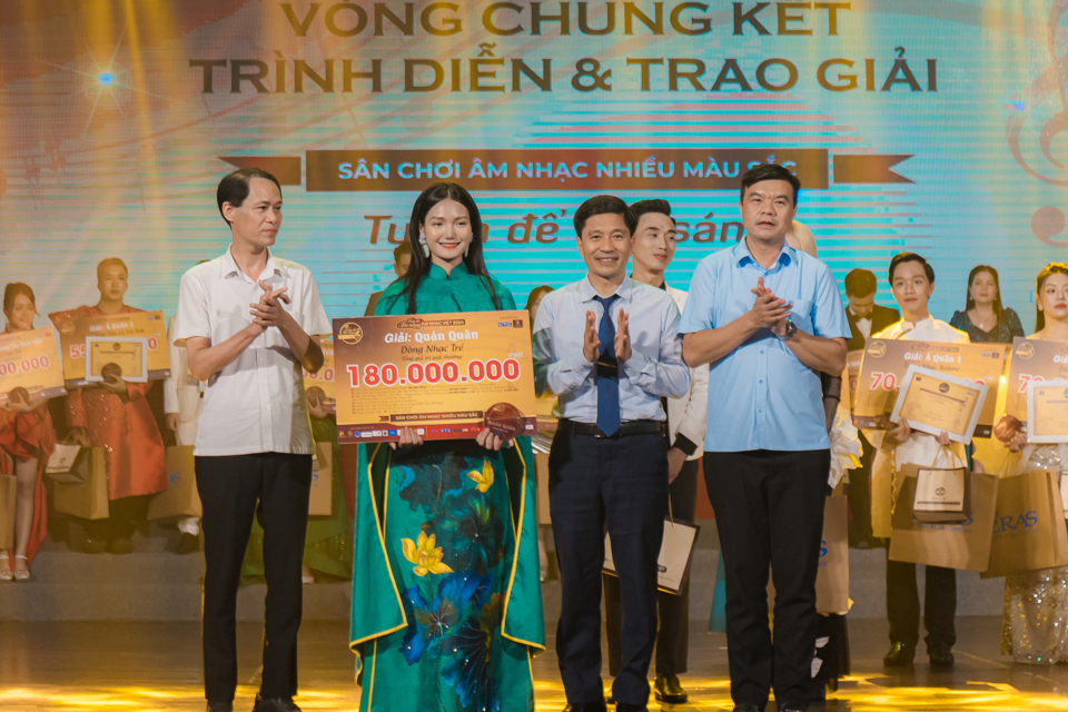 Ba thí sinh xuất sắc giành Quán quân cuộc thi Tài năng âm nhạc Việt 2024 - Ảnh 2. Ba thí sinh xuất sắc giành Quán quân cuộc thi Tài năng âm nhạc Việt 2024 - Ảnh 2.