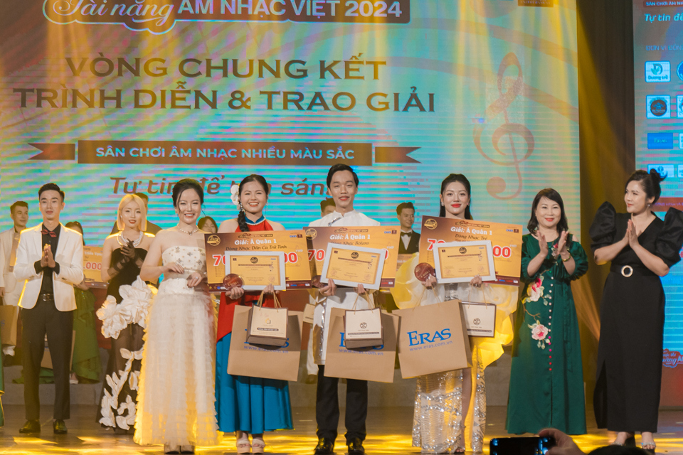 Ba thí sinh xuất sắc giành Quán quân cuộc thi Tài năng âm nhạc Việt 2024 - Ảnh 5. Ba thí sinh xuất sắc giành Quán quân cuộc thi Tài năng âm nhạc Việt 2024 - Ảnh 5.
