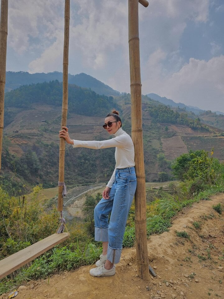 Học lỏm siêu mẫu Thanh Hằng công thức diện đồ denim dành cho quý cô trên 40 tuổi - Ảnh 8. Học lỏm siêu mẫu Thanh Hằng công thức diện đồ denim dành cho quý cô trên 40 tuổi - Ảnh 8.