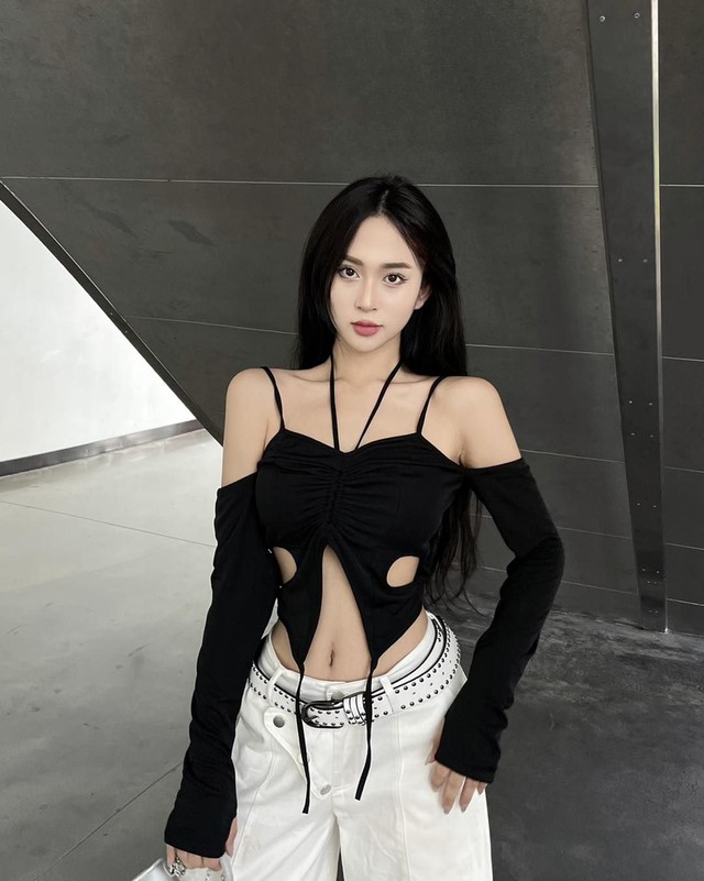 'Mở khoá' mùa hè với trào lưu diện áo cut out khoe cá tính- Ảnh 3. 'Mở khoá' mùa hè với trào lưu diện áo cut out khoe cá tính- Ảnh 3.