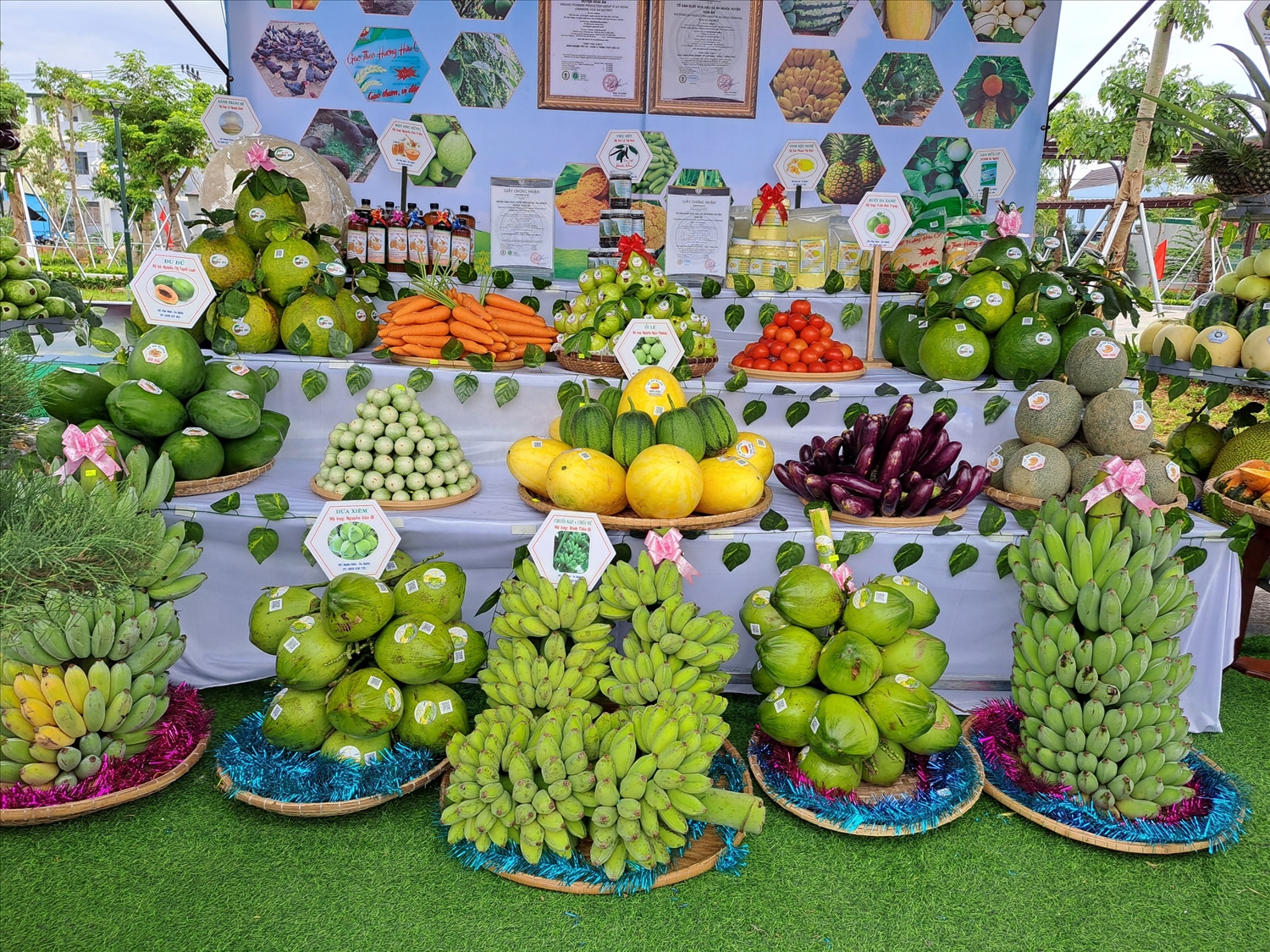 Hội chợ nông sản là một trong những cơ hội quảng bá hình ảnh trái cây Hoài Ân đến với người tiêu dùng trong và ngoài nước Hội chợ nông sản là một trong những cơ hội quảng bá hình ảnh trái cây Hoài Ân đến với người tiêu dùng trong và ngoài nước
