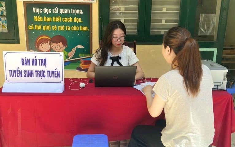 Trong thời gian tuyển sinh trực tuyến và trực tiếp, mỗi đơn vị, nhà trường đều phân công các thành viên trực để hỗ trợ phụ huynh.