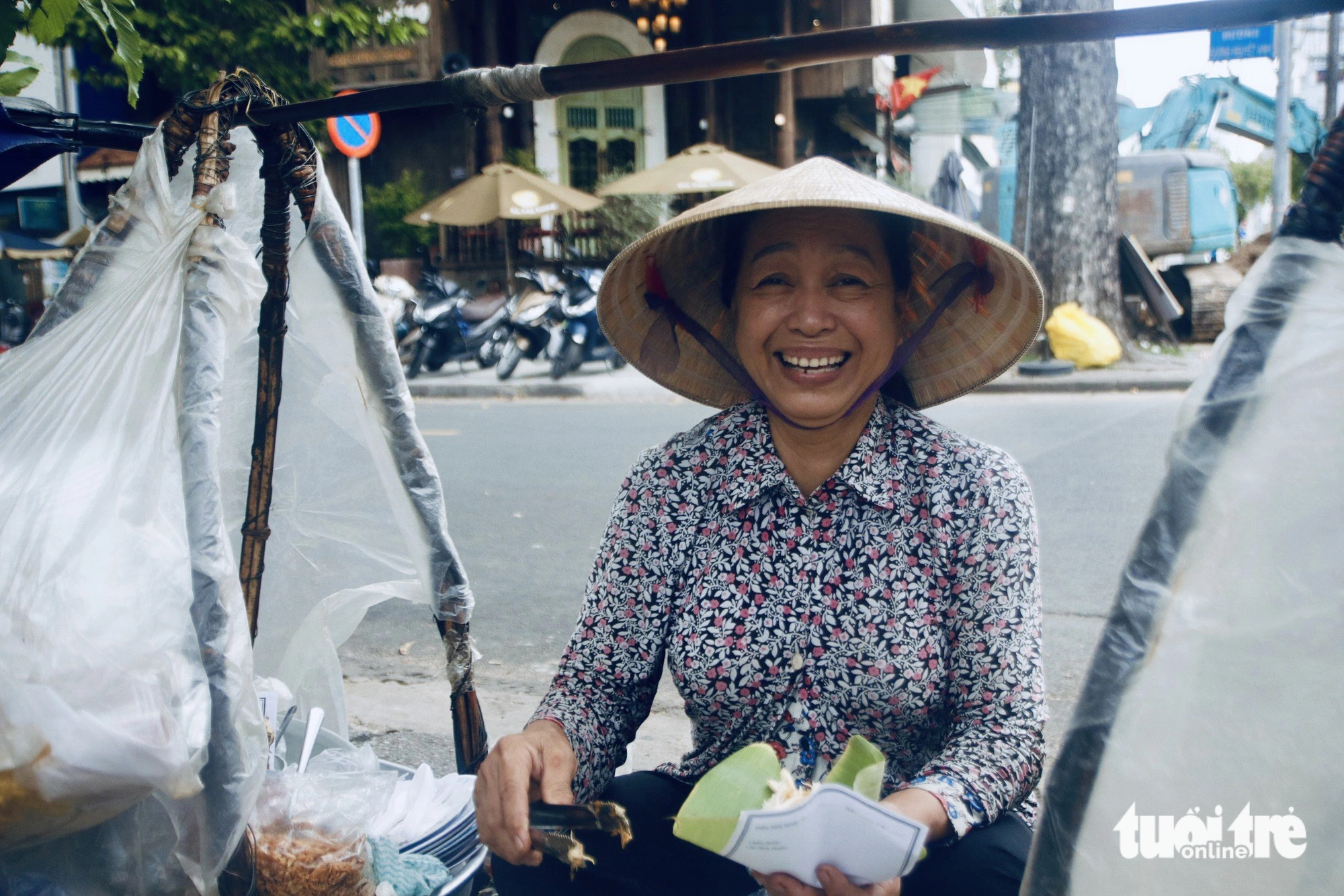 Gánh xôi gà cô Lệ hơn 30 năm ở ngã tư trung tâm Sài Gòn, đón nhận biết bao chân tình- Ảnh 4. Bà chủ gánh xôi gà cô Lệ với nụ cười hào sảng đậm chất Sài Gòn
