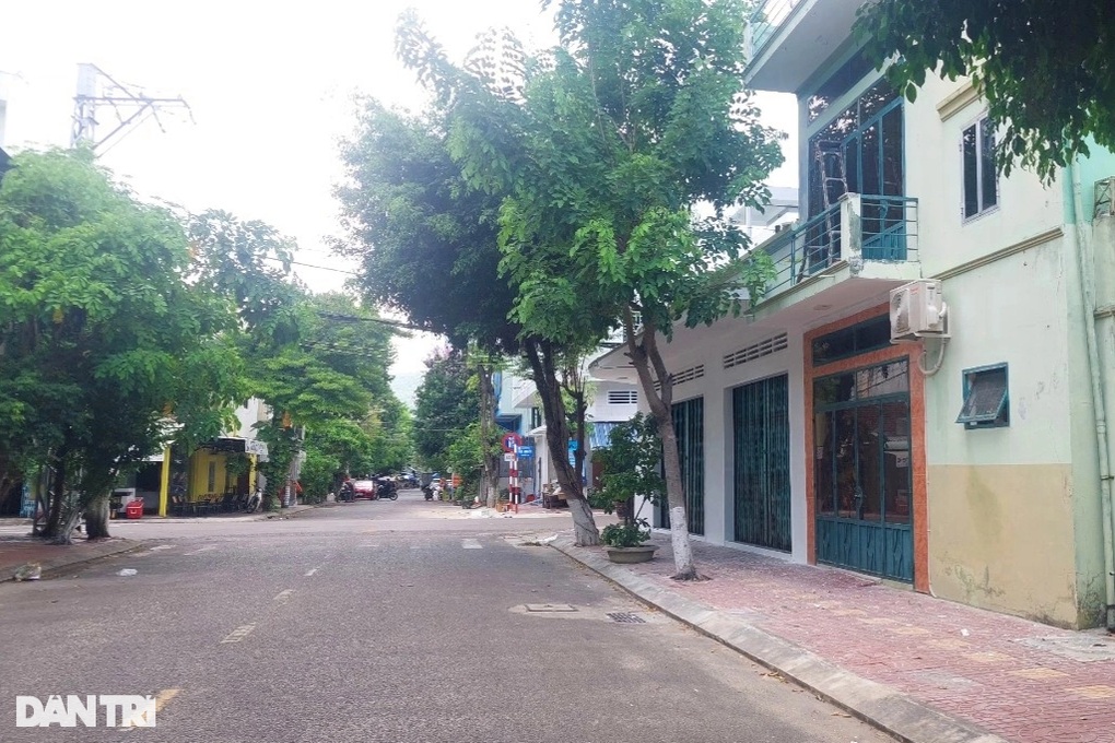 Tài xế bị dọa phóng dao vào mặt vì đỗ xe trước nhà dân? - 2 Tài xế bị dọa phóng dao vào mặt vì đỗ xe trước nhà dân? - 2