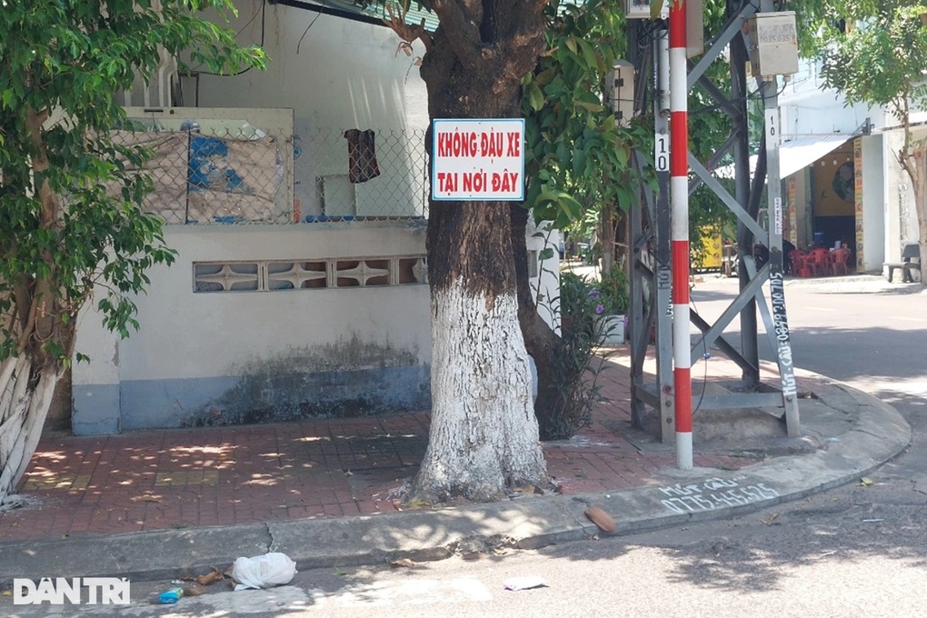 Tài xế bị dọa phóng dao vào mặt vì đỗ xe trước nhà dân? - 3 Tài xế bị dọa phóng dao vào mặt vì đỗ xe trước nhà dân? - 3