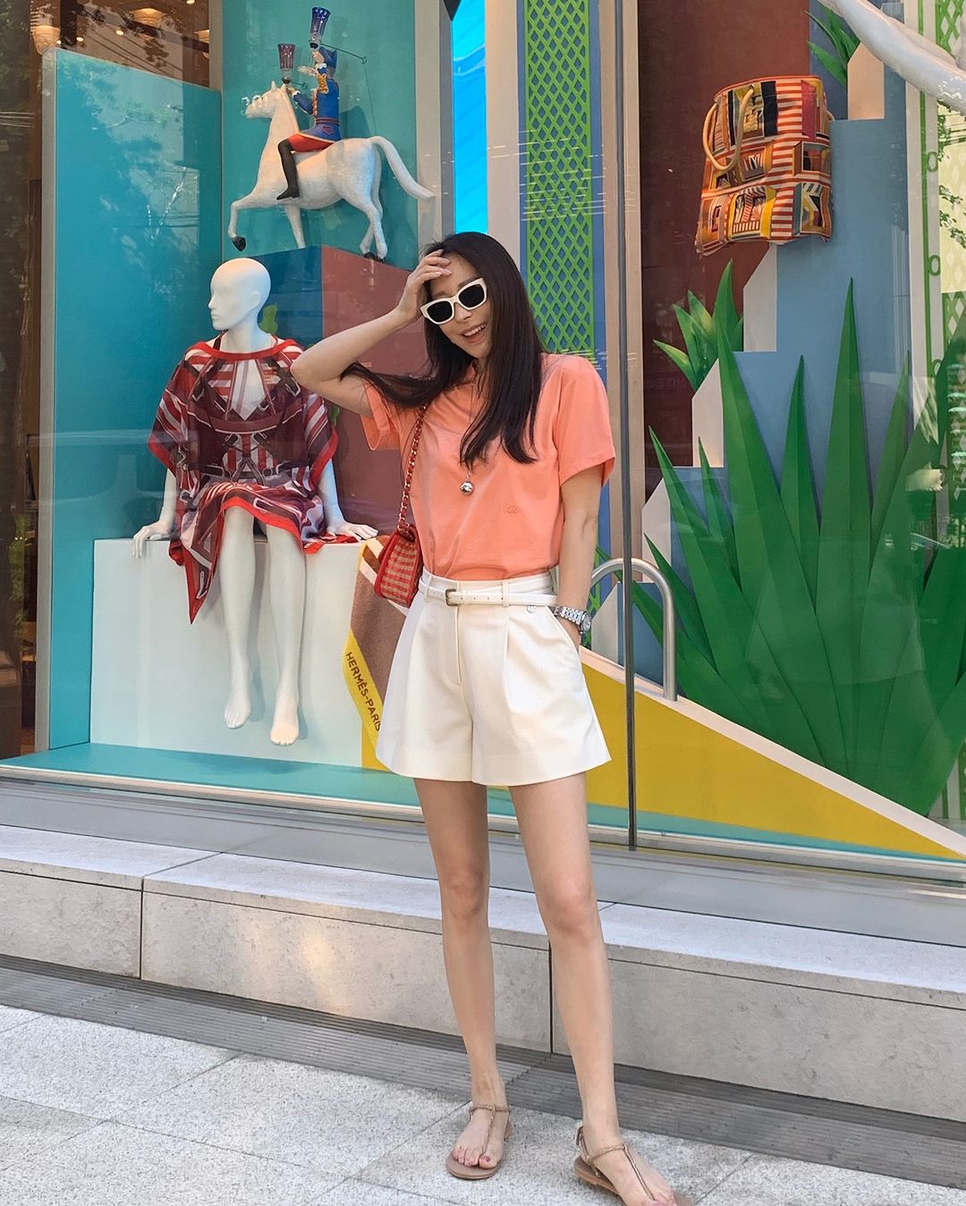 5 công thức diện quần short ưng mắt và trẻ trung trong mùa hè- Ảnh 7. 5 công thức diện quần short ưng mắt và trẻ trung trong mùa hè- Ảnh 7.