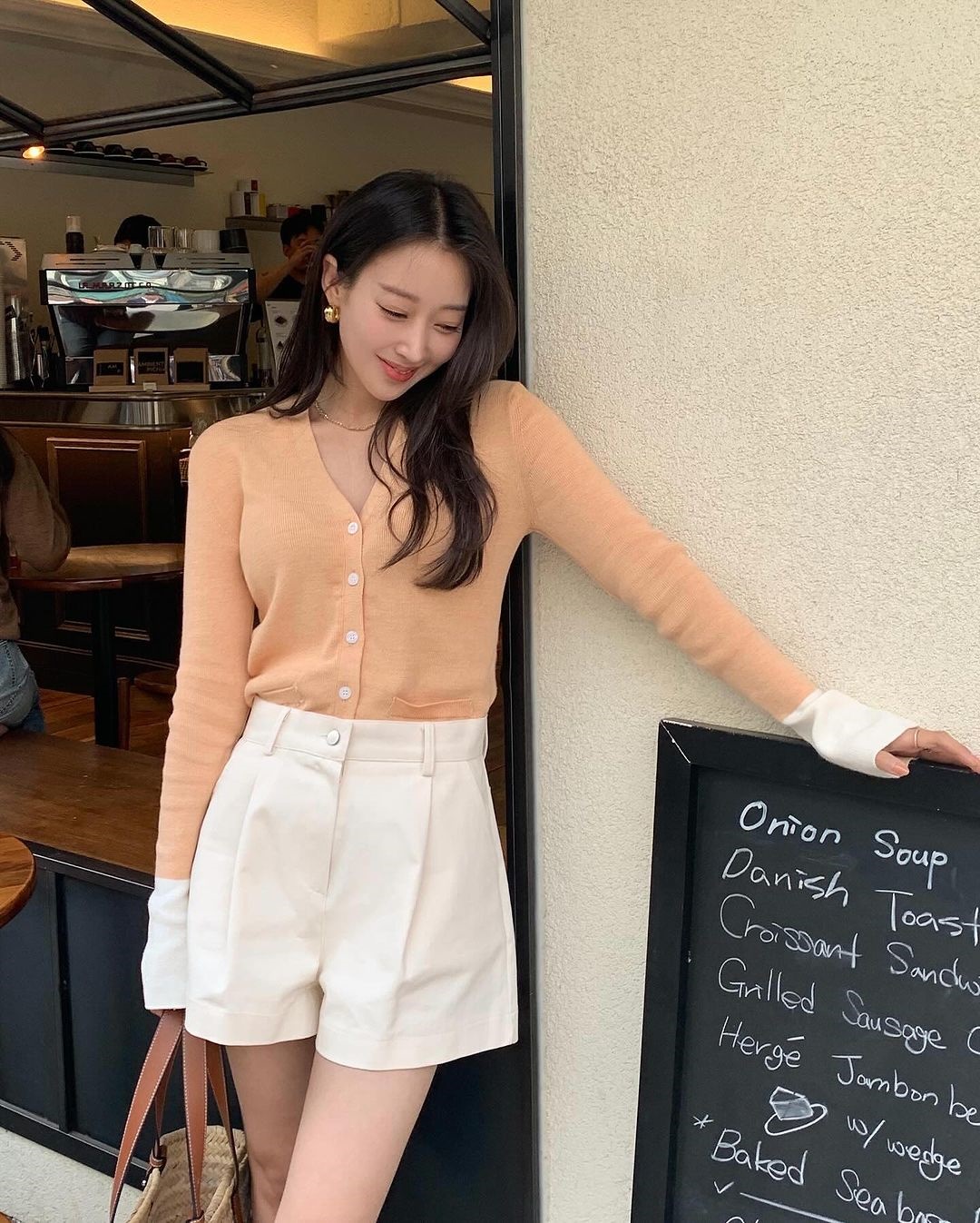 5 công thức diện quần short ưng mắt và trẻ trung trong mùa hè- Ảnh 10. 5 công thức diện quần short ưng mắt và trẻ trung trong mùa hè- Ảnh 10.