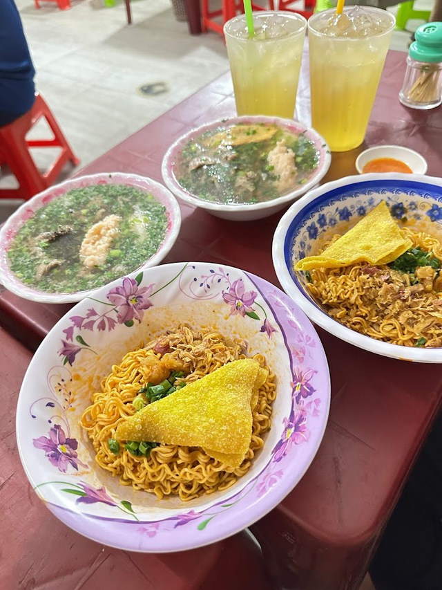 Món ngon bún nước và mì trộn của 'các cô' mà bạn nên thử tại TP.HCM- Ảnh 4. Món ngon bún nước và mì trộn của 'các cô' mà bạn nên thử tại TP.HCM- Ảnh 4.