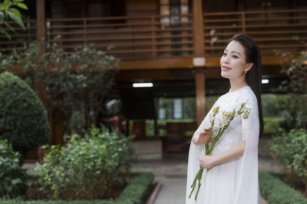 sao mai huyền trang xúc động hát ca khúc mới về bác hồ hình ảnh 2 sao mai huyen trang xuc dong hat ca khuc moi ve bac ho hinh anh 2
