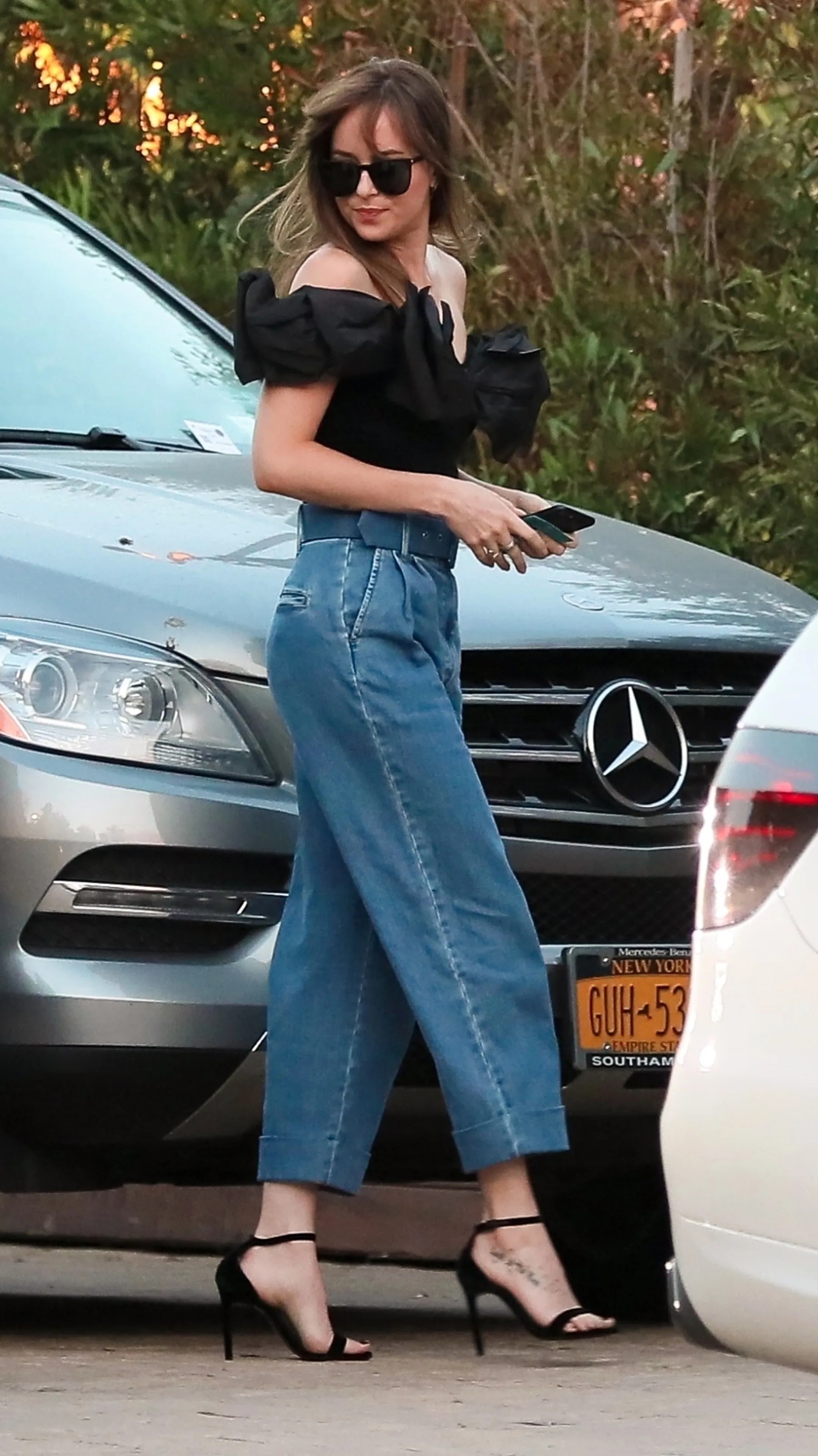 Mặc quần ống rộng đỉnh như Dakota Johnson: Phối đồ rất đơn giản nhưng vẫn trẻ trung, tinh tế - Ảnh 2. Mặc quần ống rộng đỉnh như Dakota Johnson: Phối đồ rất đơn giản nhưng vẫn trẻ trung, tinh tế - Ảnh 2.