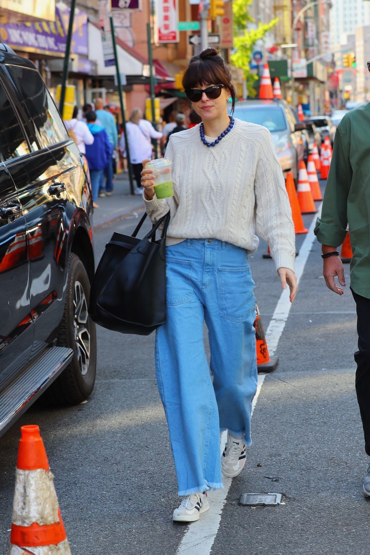 Mặc quần ống rộng đỉnh như Dakota Johnson: Phối đồ rất đơn giản nhưng vẫn trẻ trung, tinh tế - Ảnh 6. Mặc quần ống rộng đỉnh như Dakota Johnson: Phối đồ rất đơn giản nhưng vẫn trẻ trung, tinh tế - Ảnh 6.