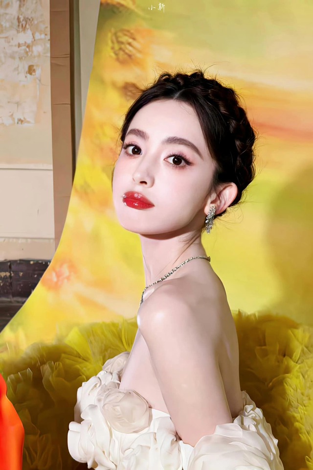Cổ Lực Na Trát diện váy gợi cảm nhưng lại bị chê chỉ vì vóc dáng- Ảnh 3. Cổ Lực Na Trát diện váy gợi cảm nhưng lại bị chê chỉ vì vóc dáng- Ảnh 3.