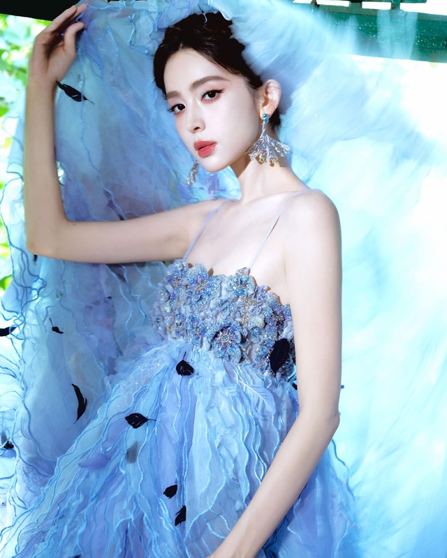 Cổ Lực Na Trát diện váy gợi cảm nhưng lại bị chê chỉ vì vóc dáng- Ảnh 8. Cổ Lực Na Trát diện váy gợi cảm nhưng lại bị chê chỉ vì vóc dáng- Ảnh 8.