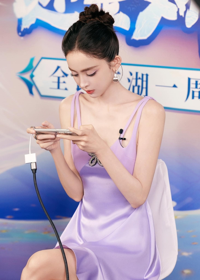 Cổ Lực Na Trát diện váy gợi cảm nhưng lại bị chê chỉ vì vóc dáng- Ảnh 10. Cổ Lực Na Trát diện váy gợi cảm nhưng lại bị chê chỉ vì vóc dáng- Ảnh 10.