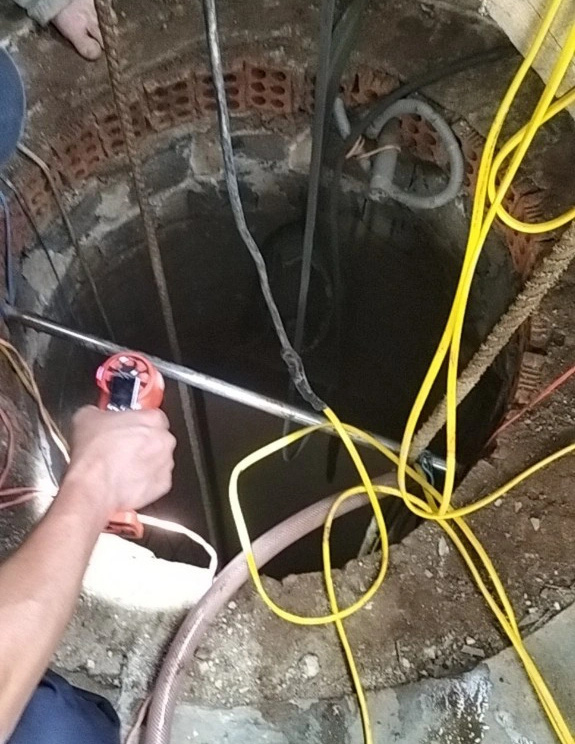 Giải cứu người đàn ông bị thương ở giếng sâu 30m- Ảnh 2. Lòng giếng nhỏ hẹp - Ảnh: Công an cung cấp