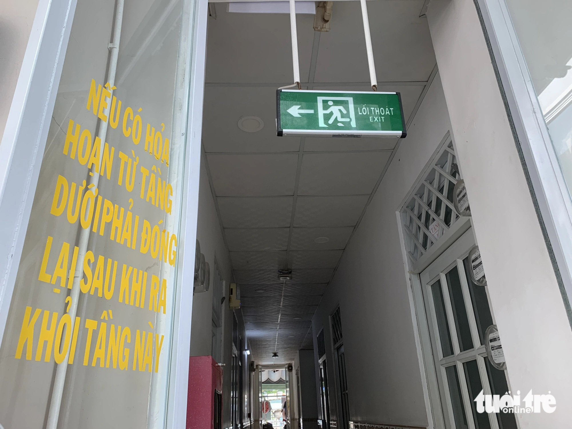 Chủ trọ tại TP.HCM chi hàng trăm triệu mua đồ phòng cháy chữa cháy- Ảnh 5. Các hành lang đều treo bảng chỉ ra lối thoát hiểm - Ảnh: HIỀN ANH