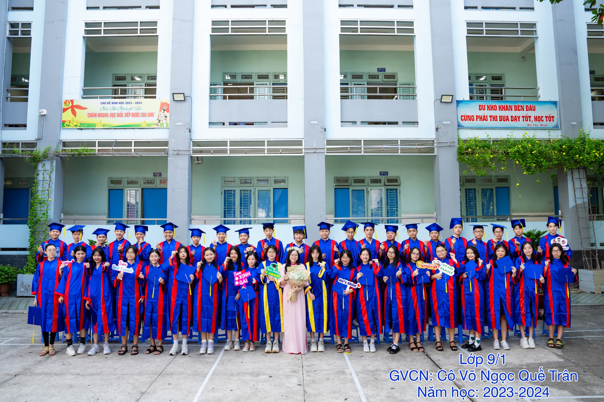 Thủ khoa lớp 10 TP.HCM năm 2024 Minh Anh (hàng đầu bìa trái) bên các bạn cùng lớp tại Trường THCS Trần Quang Khải, quận Tân Phú, TP.HCM - Ảnh: NTCC