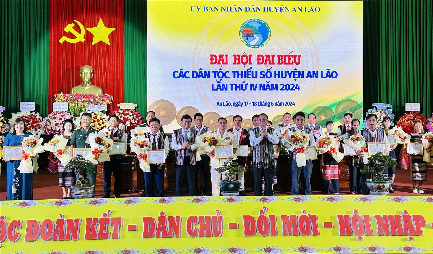 Lãnh đạo Huyện ủy, UBND huyện An Lão tặng giấy khen cho các tập thể, cá nhân đạt thành tích xuất sắc tiêu biểu trong công tác dân tộc Lãnh đạo Huyện ủy, UBND huyện An Lão tặng Giấy khen cho các tập thể, cá nhân đạt thành tích xuất sắc tiêu biểu trong công tác dân tộc