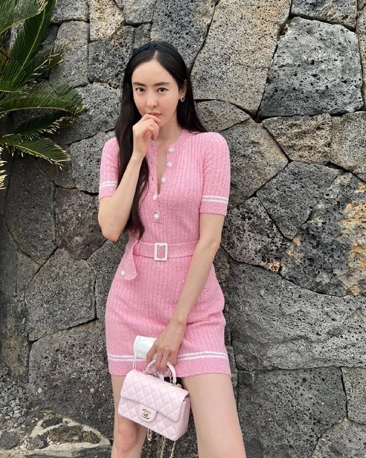 Trang phục hè theo phong cách Hàn Quốc cho các quý cô tỏa sáng - Ảnh 3. Trang phục hè theo phong cách Hàn Quốc cho các quý cô tỏa sáng - Ảnh 3.
