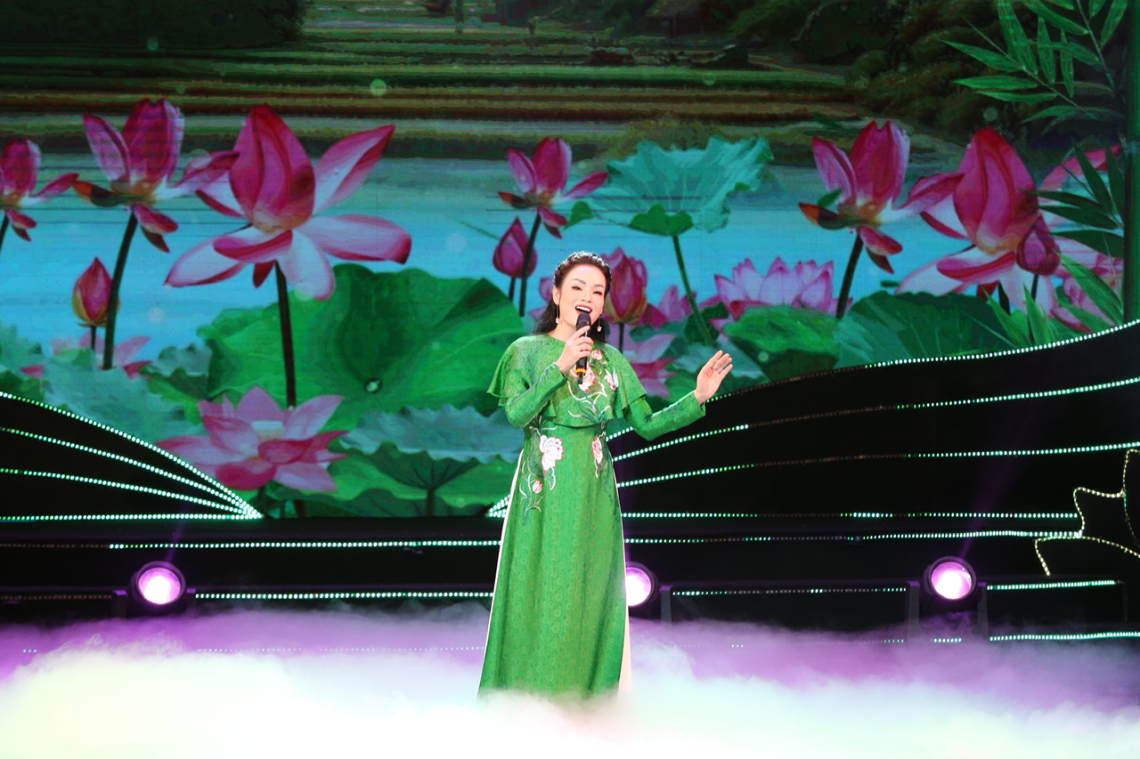 Anh Thơ, Trọng Tấn, Lan Anh đầy cảm xúc khi hát về Bác Hồ- Ảnh 2. Anh Thơ, Trọng Tấn, Lan Anh đầy cảm xúc khi hát về Bác Hồ- Ảnh 2.