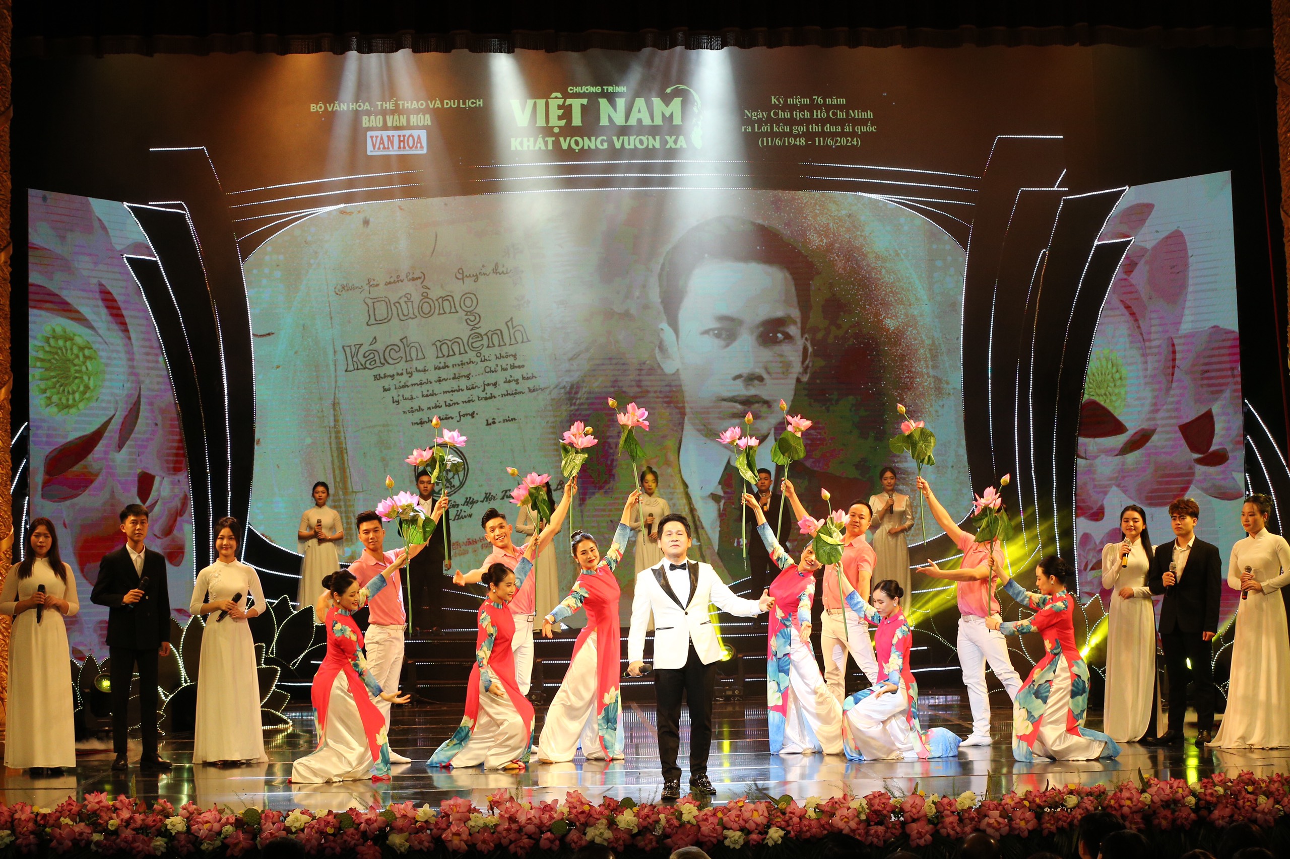 Anh Thơ, Trọng Tấn, Lan Anh đầy cảm xúc khi hát về Bác Hồ- Ảnh 4. Anh Thơ, Trọng Tấn, Lan Anh đầy cảm xúc khi hát về Bác Hồ- Ảnh 4.