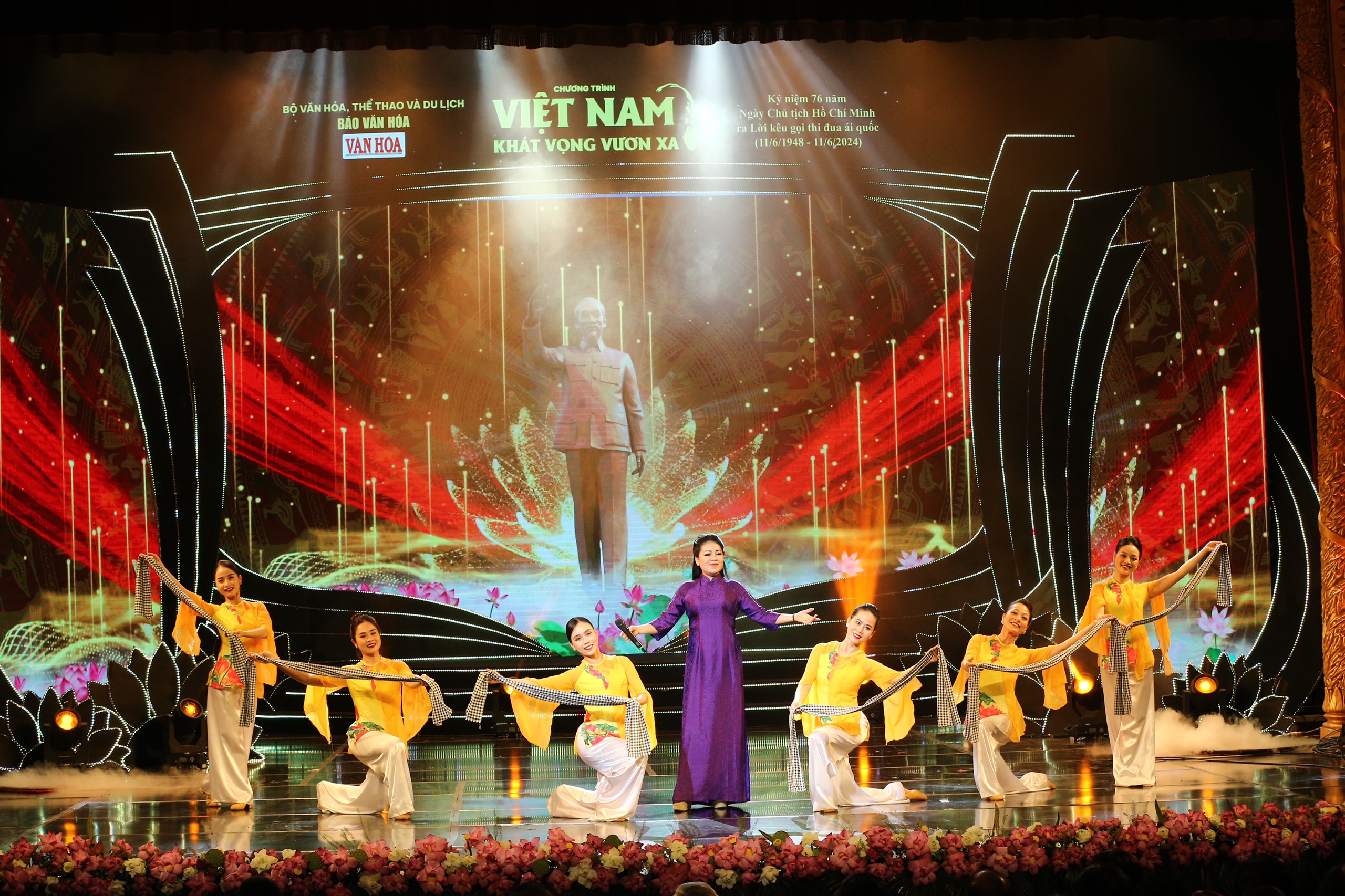 Anh Thơ, Trọng Tấn, Lan Anh đầy cảm xúc khi hát về Bác Hồ- Ảnh 5. Anh Thơ, Trọng Tấn, Lan Anh đầy cảm xúc khi hát về Bác Hồ- Ảnh 5.