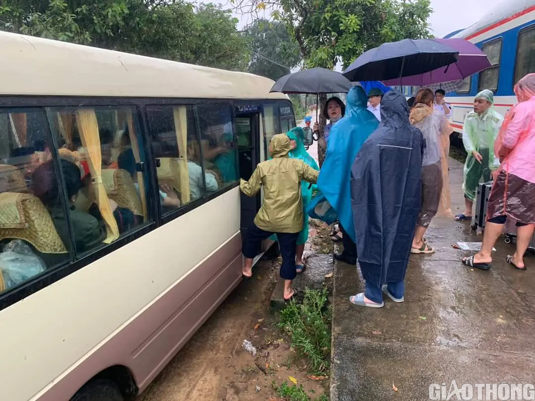 Trung chuyển 336 hành khách trên 2 chuyến tàu bị sự cố sạt lở đường sắt - Ảnh 2. Trung chuyển 336 hành khách trên 2 chuyến tàu bị sự cố sạt lở đường sắt - Ảnh 2.