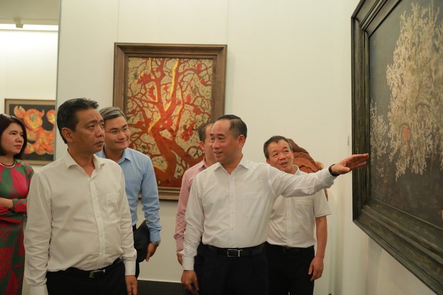 Giới thiệu 50 tác phẩm nghệ thuật tại triển lãm "Cảm xúc tháng 6" - Ảnh 5. Giới thiệu 50 tác phẩm nghệ thuật tại triển lãm "Cảm xúc tháng 6" - Ảnh 5.