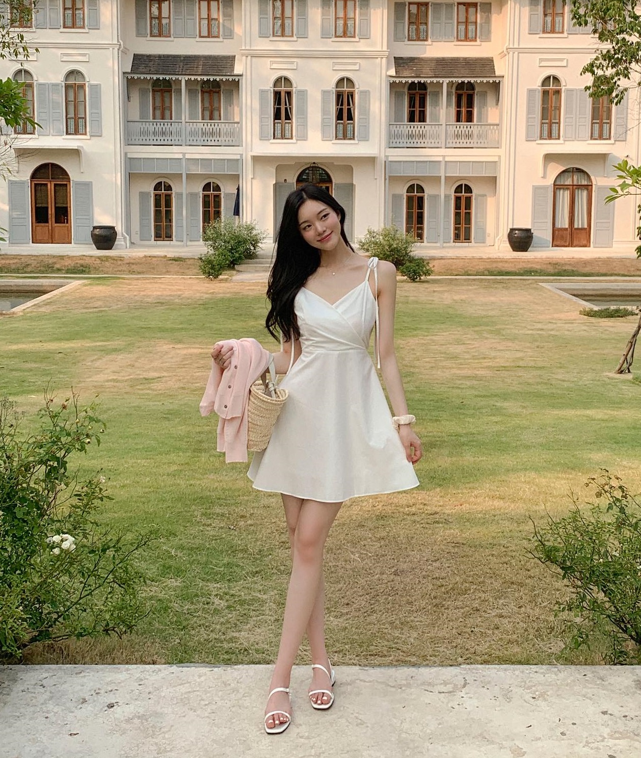 Gợi ý 10 cách diện váy hai dây xinh tươi cho chuyến du lịch mùa hè- Ảnh 3. Gợi ý 10 cách diện váy hai dây xinh tươi cho chuyến du lịch mùa hè- Ảnh 3.