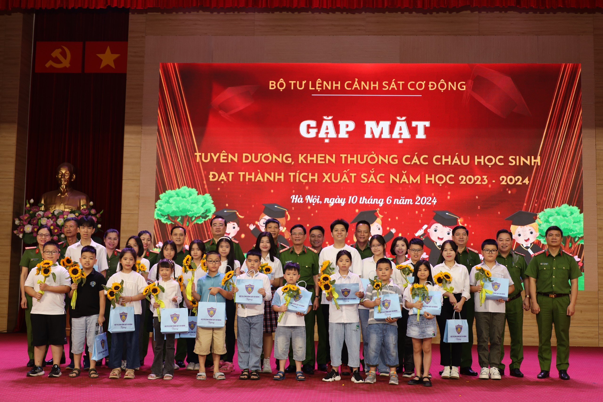 Bộ tư lệnh Cảnh sát cơ động: Tuyên dương hơn 250 trẻ có thành tích học tập xuất sắc- Ảnh 2. Bộ tư lệnh Cảnh sát cơ động: Tuyên dương hơn 250 trẻ có thành tích học tập xuất sắc- Ảnh 2.