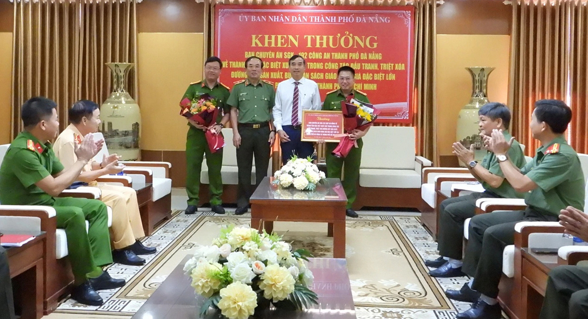 Phá chuyên án sản xuất sách giáo khoa giả đặc biệt lớn tại Đà Nẵng, TP.HCM- Ảnh 2. Chủ tịch UBND TP Đà Nẵng thưởng nóng ban chuyên án - Ảnh: Đ.CƯỜNG