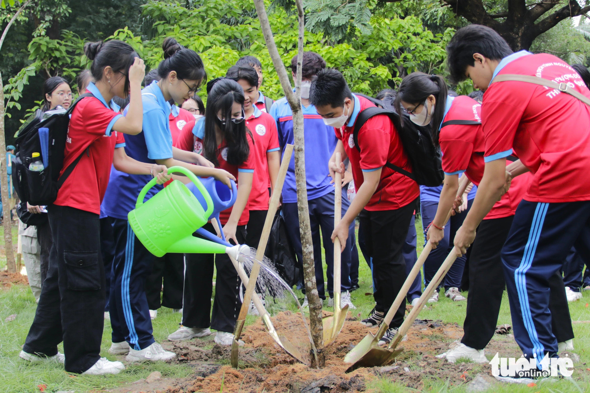 TP.HCM: Ra quân trồng cây, tổng vệ sinh xây dựng cảnh quan xanh- Ảnh 2. Nhiều thanh niên, sinh viên các trường đại học cũng tham gia hoạt động - Ảnh: TIẾN QUỐC