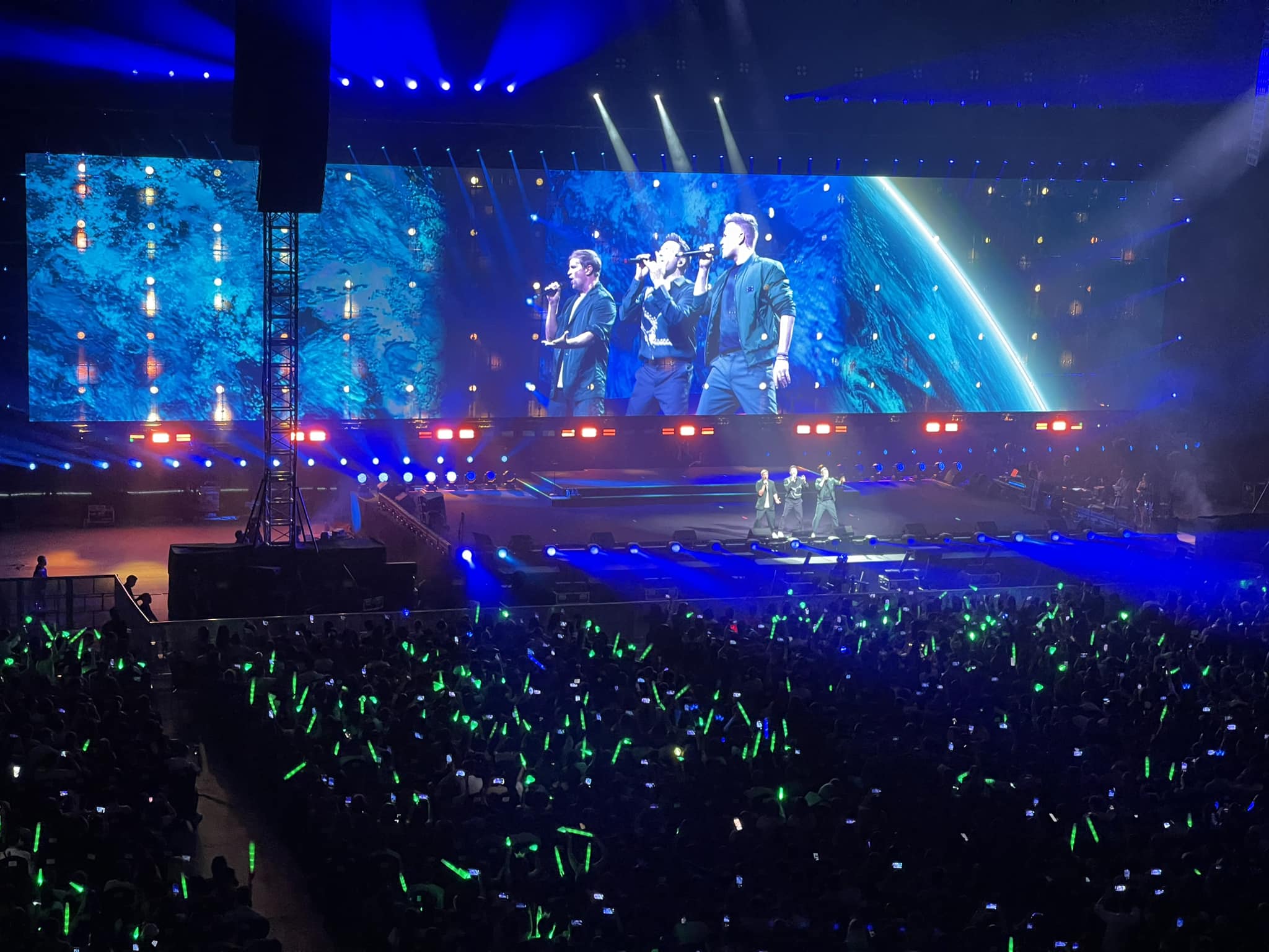 Khán giả nữ nghẹn ngào rơi nước mắt khi được ôm Westlife trên sân khấu sau 25 năm chờ đợi- Ảnh 2. Khán giả nữ nghẹn ngào rơi nước mắt khi được ôm Westlife trên sân khấu sau 25 năm chờ đợi- Ảnh 2.