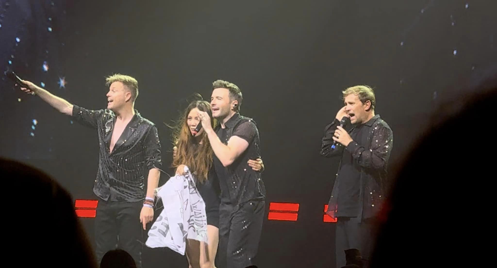 Khán giả nữ nghẹn ngào rơi nước mắt khi được ôm Westlife trên sân khấu sau 25 năm chờ đợi- Ảnh 3. Khán giả nữ nghẹn ngào rơi nước mắt khi được ôm Westlife trên sân khấu sau 25 năm chờ đợi- Ảnh 3.