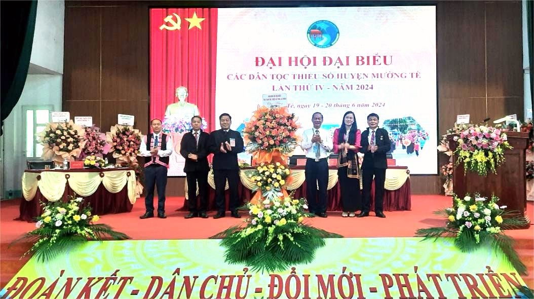 Ông Trần Hữu Chí - Ủy viên BCH Đảng bộ tỉnh, Trưởng ban Dân tộc, Phó Trưởng Ban thường trực Ban chỉ đạo Đại hội tỉnh Lai Châu tặng hoa chúc mừng Đại hội Ông Trần Hữu Chí - Ủy viên BCH Đảng bộ tỉnh, Trưởng ban Dân tộc, Phó Trưởng Ban thường trực Ban chỉ đạo Đại hội tỉnh Lai Châu tặng hoa chúc mừng Đại hội