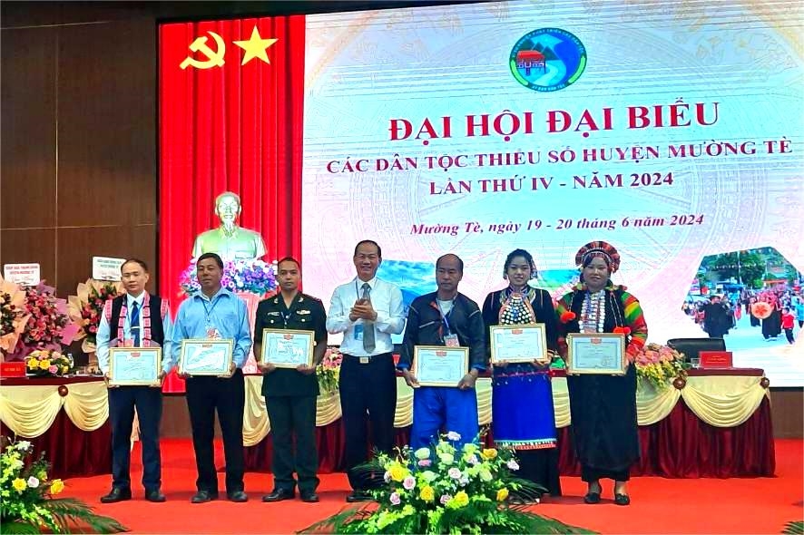 Ban Dân tộc tỉnh Lai Châu tặng bằng khen cho 6 cá nhân Ban Dân tộc tỉnh Lai Châu tặng bằng khen cho 6 cá nhân