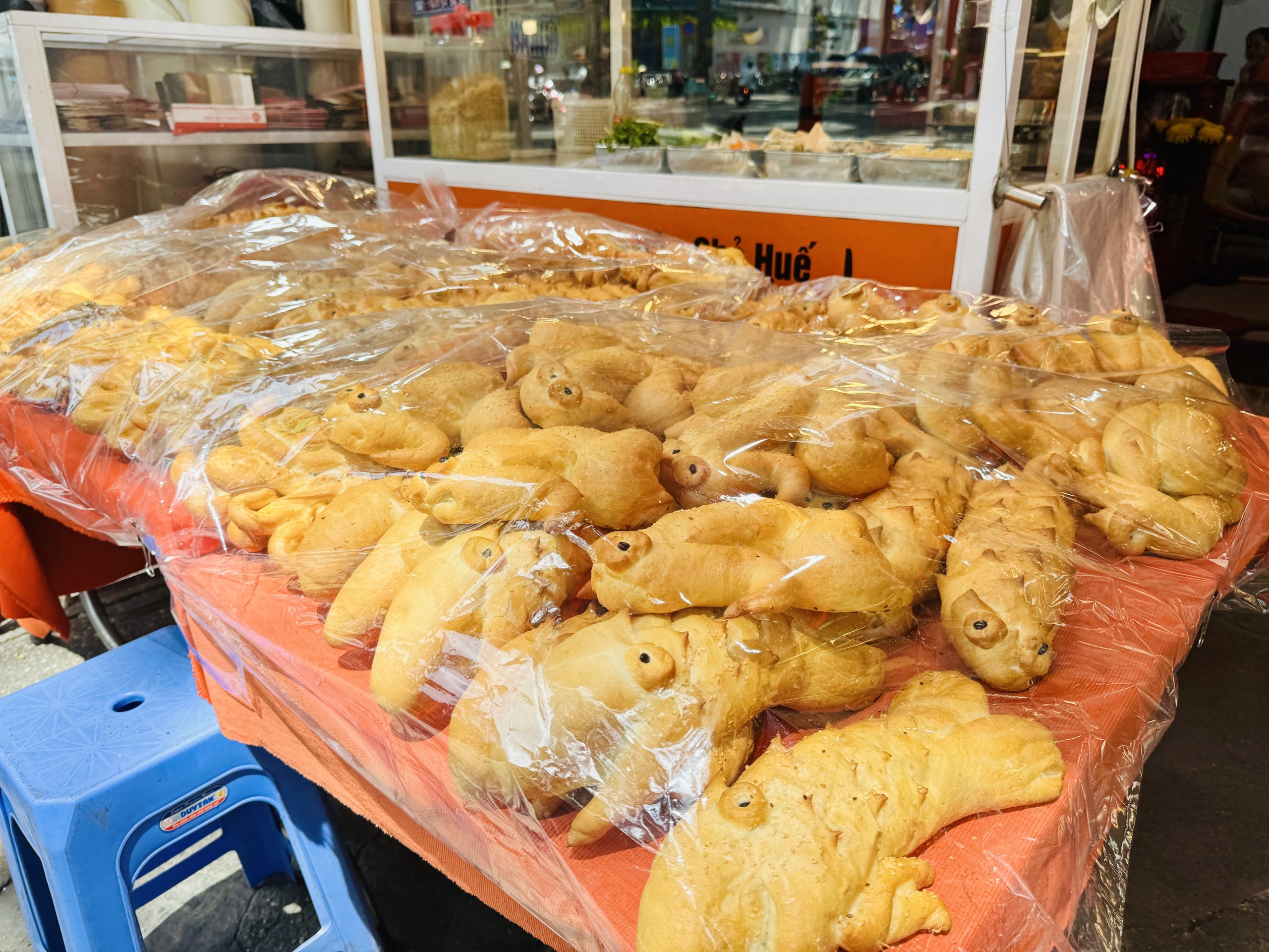 Bánh mì cá sấu khổng lồ ở TP.HCM hết lạ nhưng ông chủ quyết không nghỉ bán- Ảnh 2. Bánh mì cá sấu khổng lồ ở TP.HCM hết lạ nhưng ông chủ quyết không nghỉ bán- Ảnh 2.