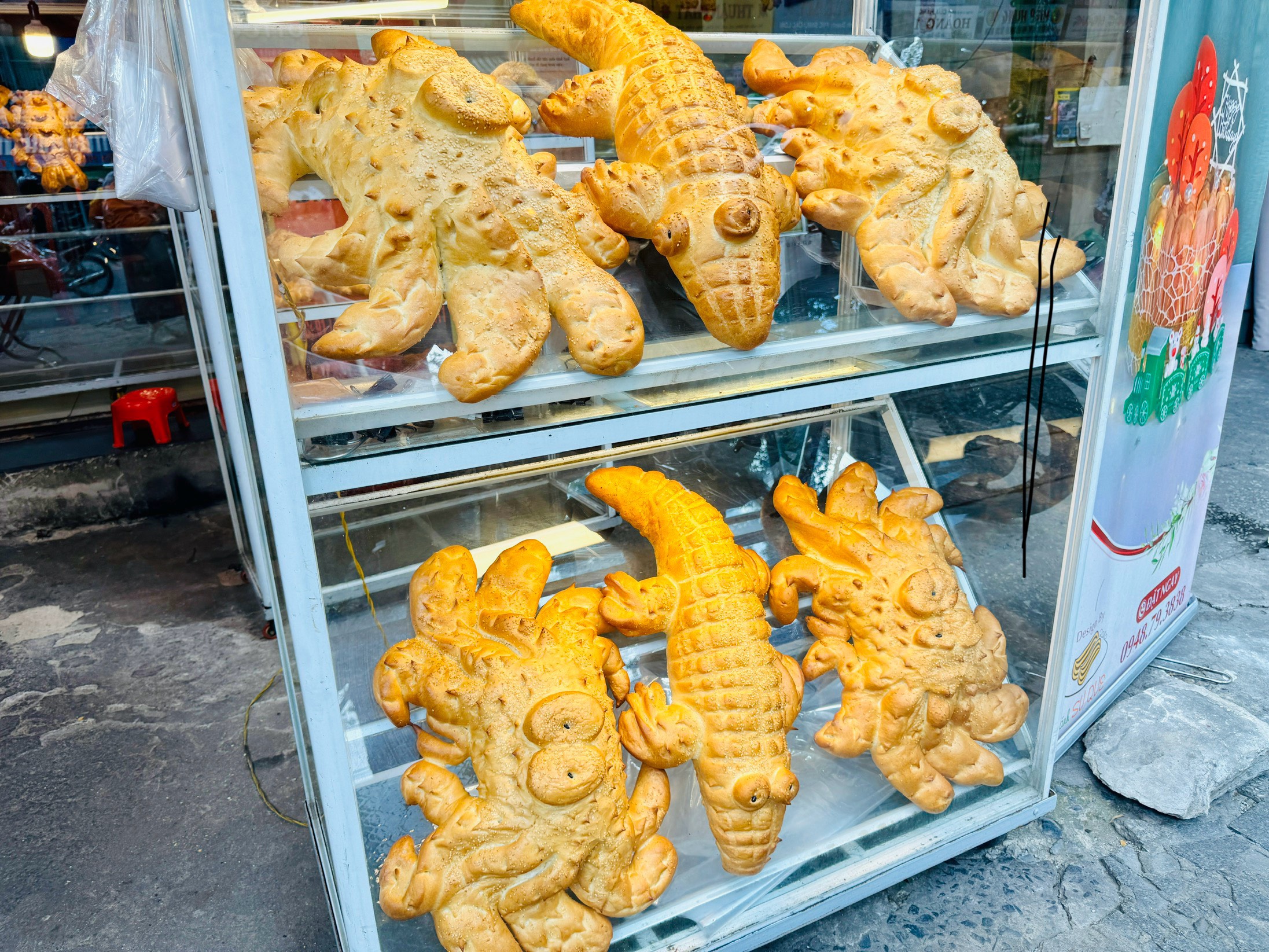 Bánh mì cá sấu khổng lồ ở TP.HCM hết lạ nhưng ông chủ quyết không nghỉ bán- Ảnh 3. Bánh mì cá sấu khổng lồ ở TP.HCM hết lạ nhưng ông chủ quyết không nghỉ bán- Ảnh 3.
