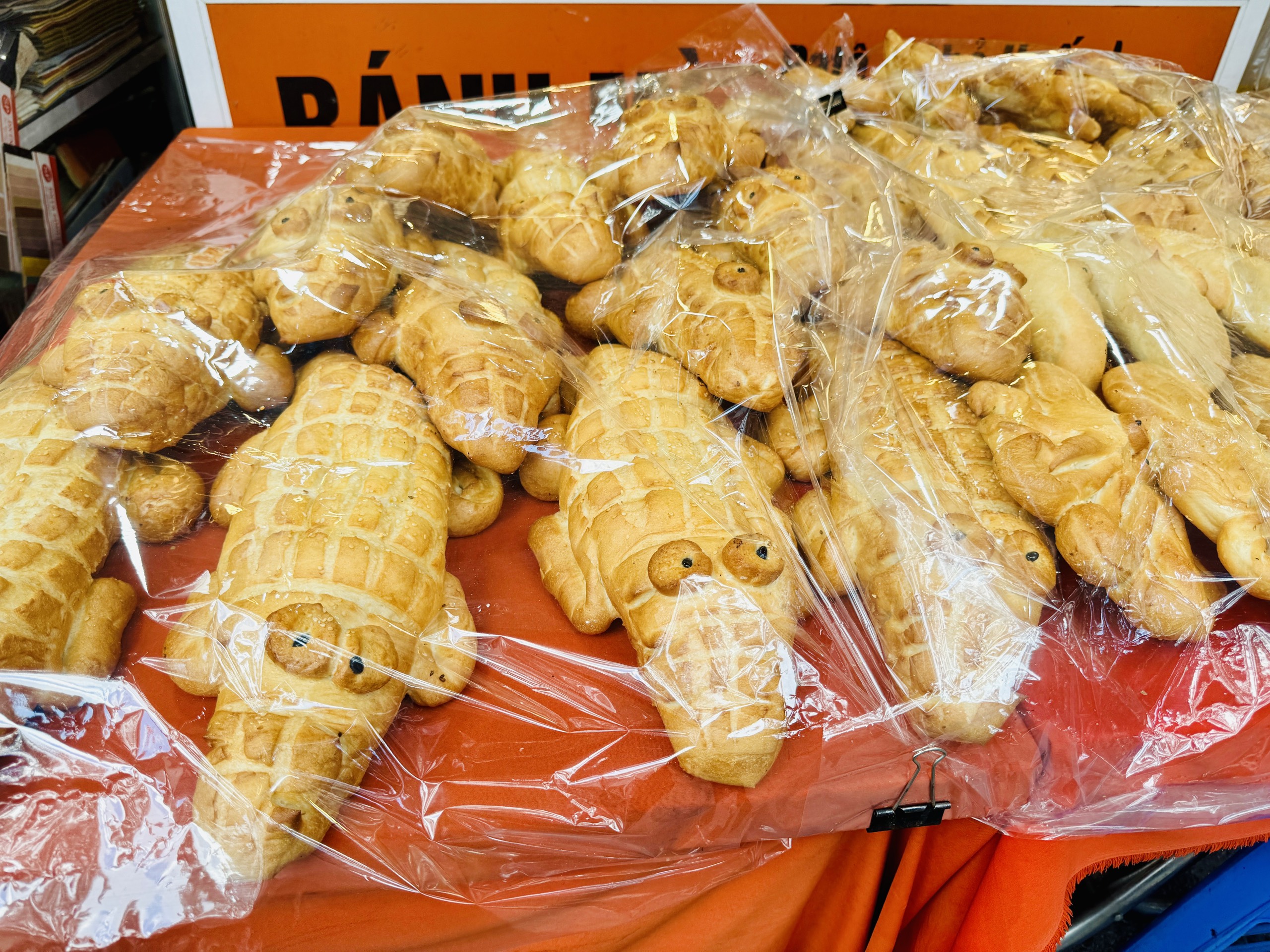 Bánh mì cá sấu khổng lồ ở TP.HCM hết lạ nhưng ông chủ quyết không nghỉ bán- Ảnh 5. Bánh mì cá sấu khổng lồ ở TP.HCM hết lạ nhưng ông chủ quyết không nghỉ bán- Ảnh 5.