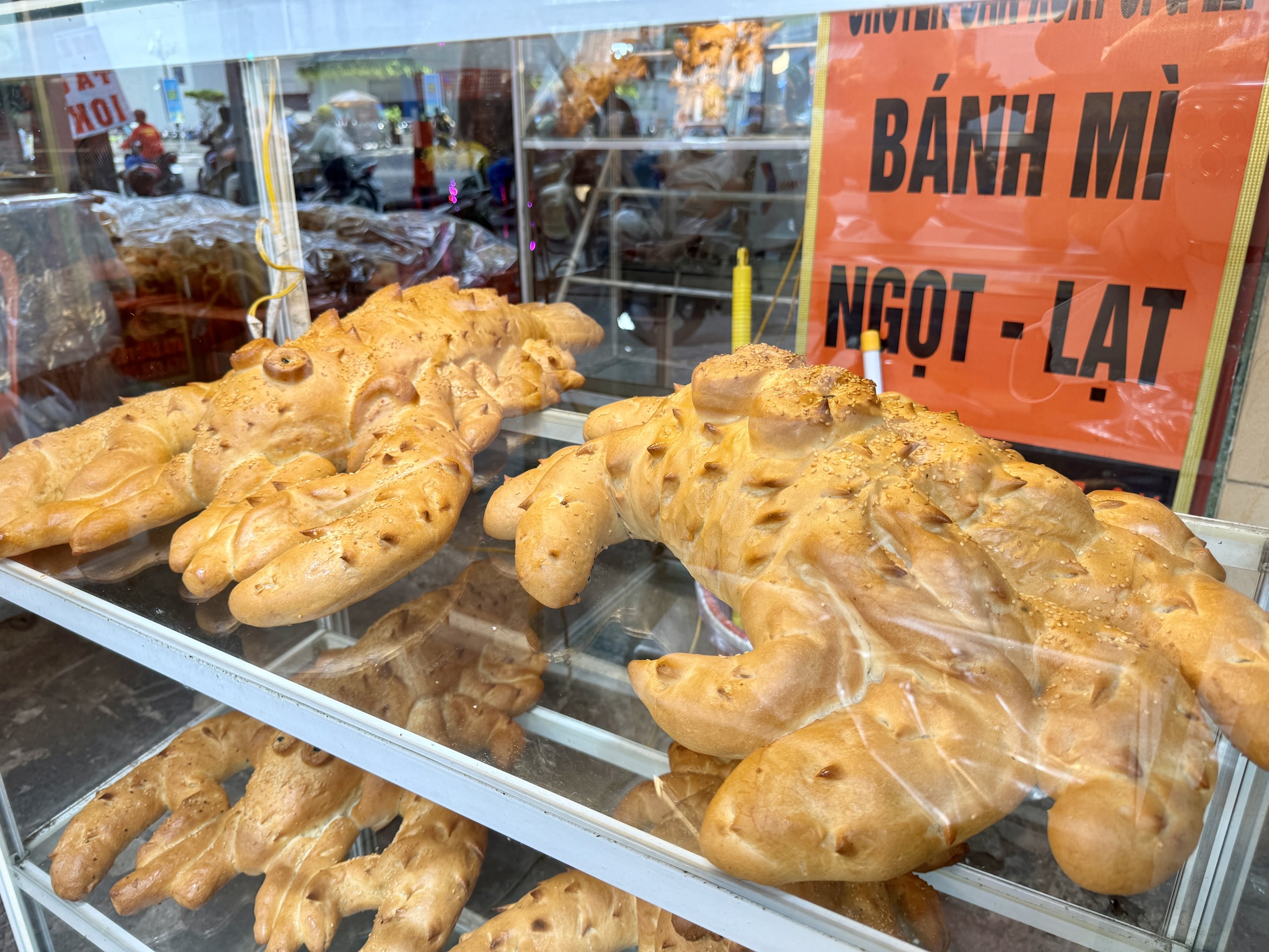 Bánh mì cá sấu khổng lồ ở TP.HCM hết lạ nhưng ông chủ quyết không nghỉ bán- Ảnh 6. Bánh mì cá sấu khổng lồ ở TP.HCM hết lạ nhưng ông chủ quyết không nghỉ bán- Ảnh 6.