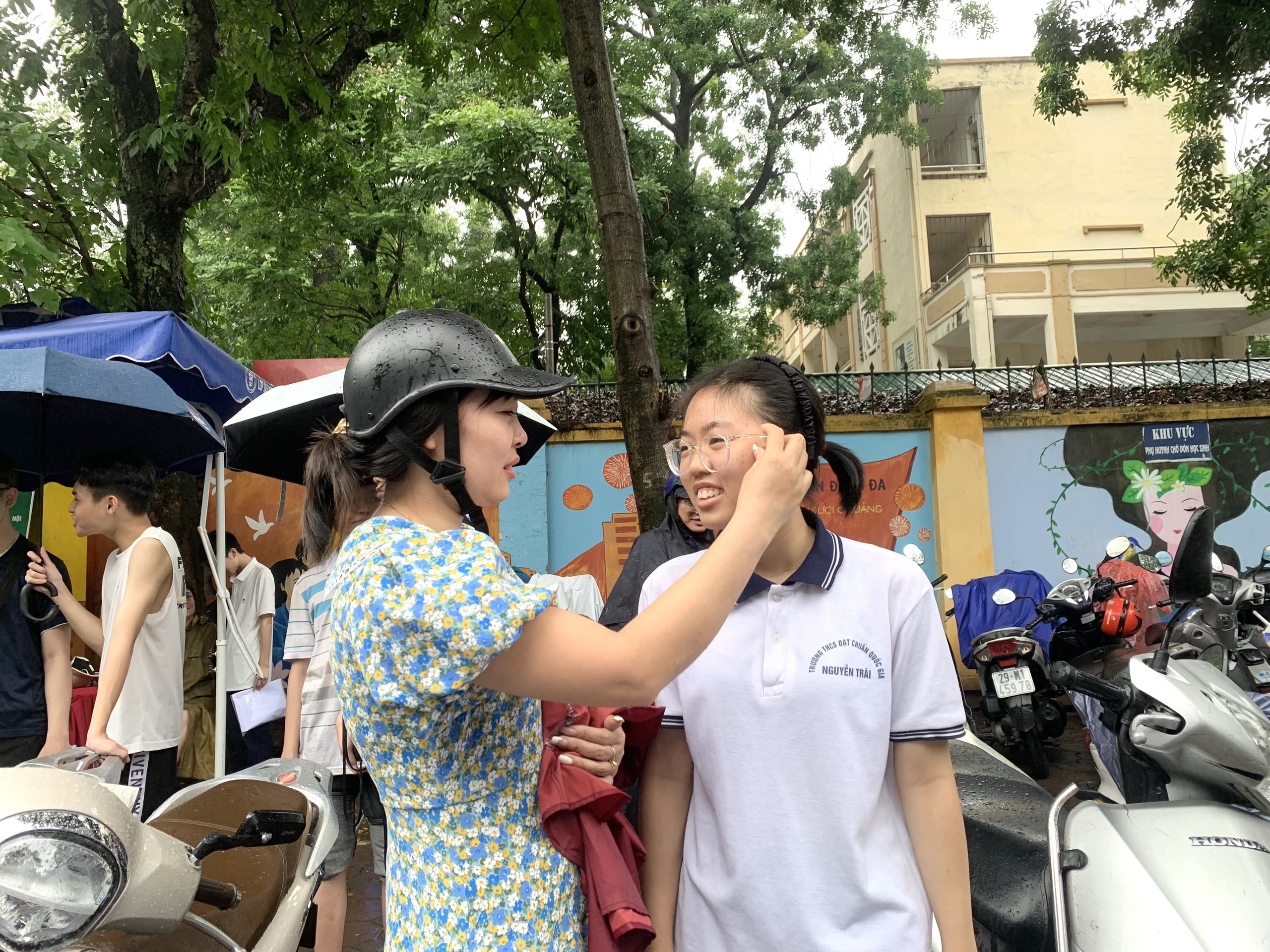 Kết thúc kỳ thi vào lớp 10 Hà Nội: Nhiều thí sinh khóc vì đề Toán khó hơn năm ngoái- Ảnh 2. Kết thúc kỳ thi vào lớp 10 Hà Nội: Nhiều thí sinh khóc vì đề Toán khó hơn năm ngoái- Ảnh 2.