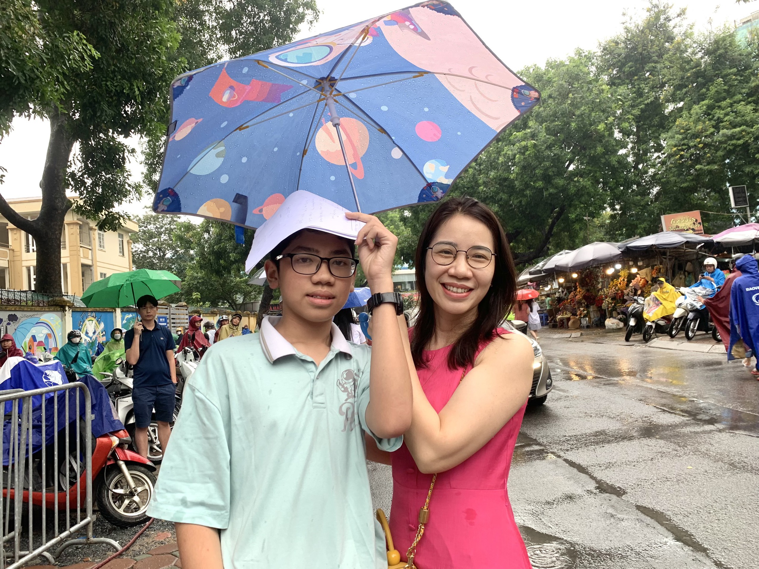 Kết thúc kỳ thi vào lớp 10 Hà Nội: Nhiều thí sinh khóc vì đề Toán khó hơn năm ngoái- Ảnh 3. Kết thúc kỳ thi vào lớp 10 Hà Nội: Nhiều thí sinh khóc vì đề Toán khó hơn năm ngoái- Ảnh 3.
