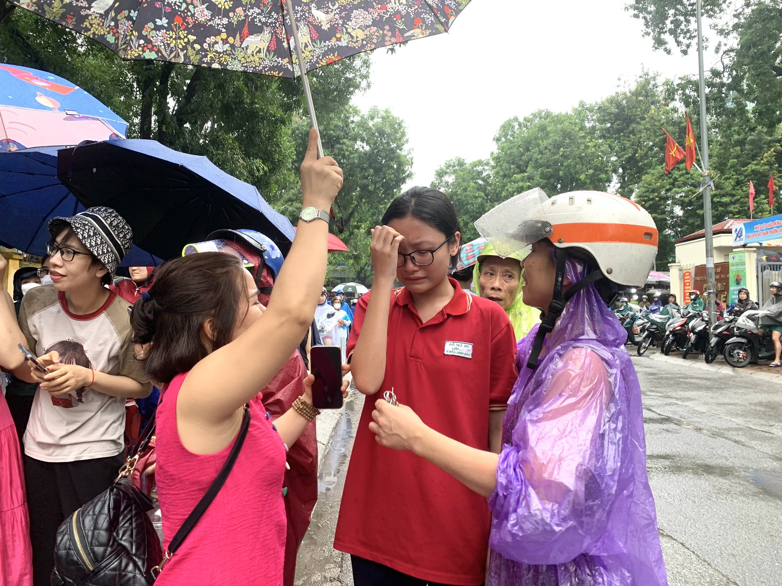 Kết thúc kỳ thi vào lớp 10 Hà Nội: Nhiều thí sinh khóc vì đề Toán khó hơn năm ngoái- Ảnh 4. Kết thúc kỳ thi vào lớp 10 Hà Nội: Nhiều thí sinh khóc vì đề Toán khó hơn năm ngoái- Ảnh 4.