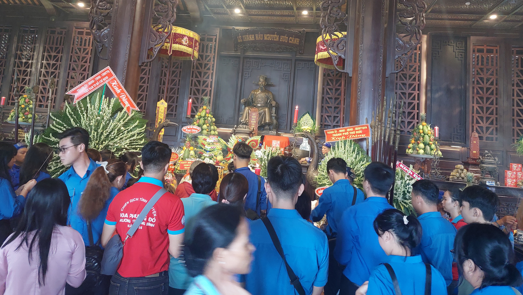 Đông đảo các bạn trẻ cũng đến thắp nhang tưởng nhớ Đức Lễ Thành hầu Nguyễn Hữu Cảnh- Ảnh: HOÀNG LÊ Đông đảo các bạn trẻ đến thắp nhang tưởng nhớ Đức Lễ Thành hầu Nguyễn Hữu Cảnh - Ảnh: HOÀNG LÊ