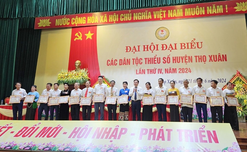 Lãnh đạo huyện trao thưởng cho các cá nhân đã có thành tích xuất sắc trong công tác dân tộc và thực hiện chính sách dân tộc giai đoạn 2019-2024 Lãnh đạo huyện trao thưởng cho các cá nhân đã có thành tích xuất sắc trong công tác dân tộc và thực hiện chính sách dân tộc giai đoạn 2019-2024