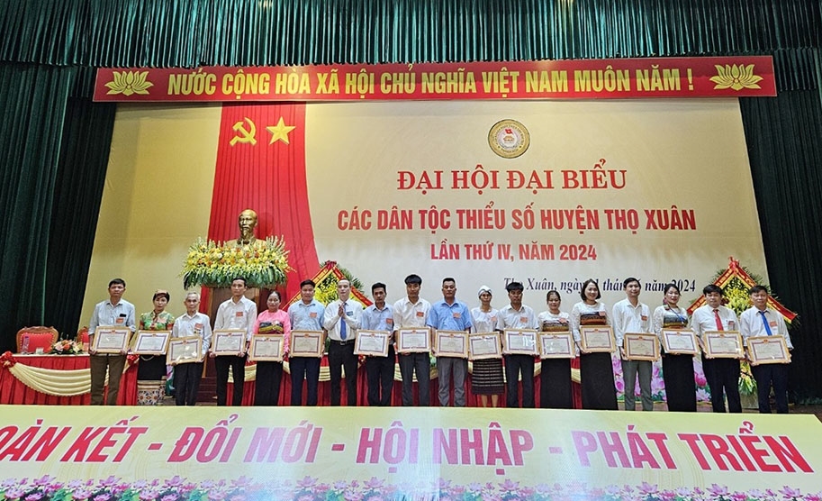Lãnh đạo huyện trao thưởng cho các cá nhân đã có thành tích xuất sắc trong công tác dân tộc và thực hiện chính sách dân tộc giai đoạn 2019 - 2024 Lãnh đạo huyện trao thưởng cho các cá nhân đã có thành tích xuất sắc trong công tác dân tộc và thực hiện chính sách dân tộc giai đoạn 2019 - 2024